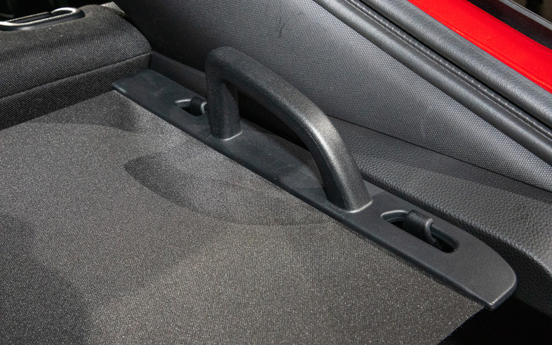 右側へはフックで引っかける