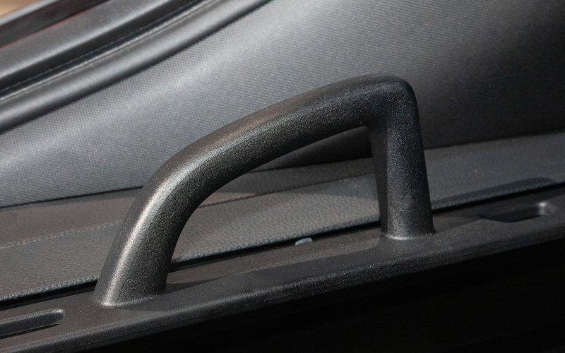 リア側から手を伸ばした状態で握りやすさを考えた取っ手形状。片側専用にしたことで取っ手の形状にもこだわれたという