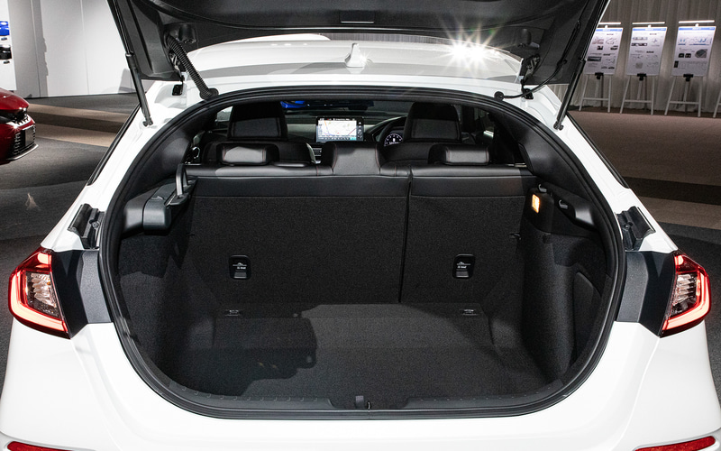 リアシートは6：4の分割可倒式を採用