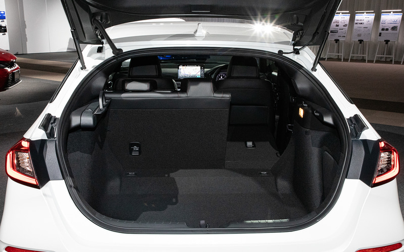 リアシートは6：4の分割可倒式を採用