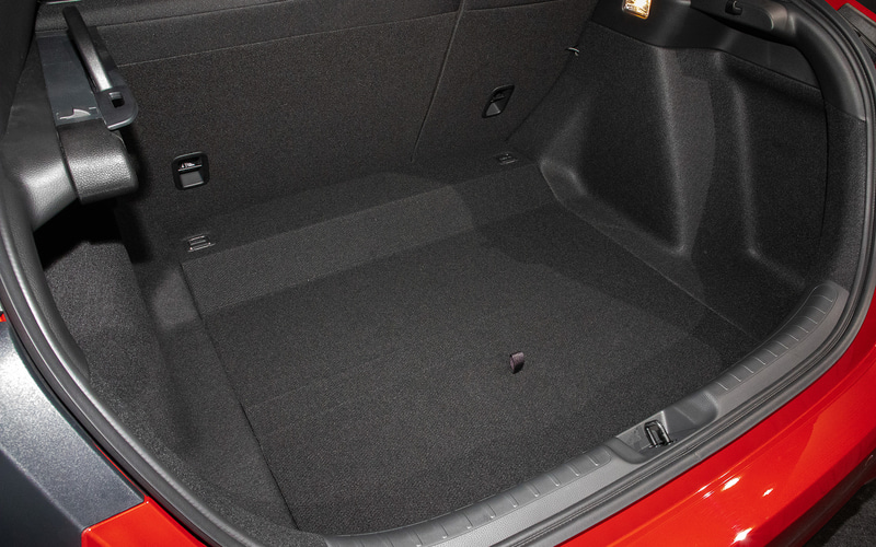 ラゲッジ床面の板裏にも収納スペースがある