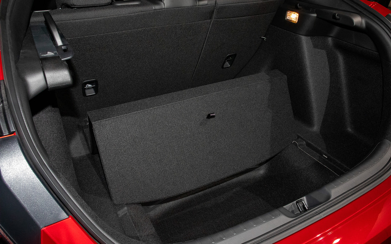 ラゲッジ床板は中折れ式。開けたときに手で支えることないような工夫が盛りこまれている