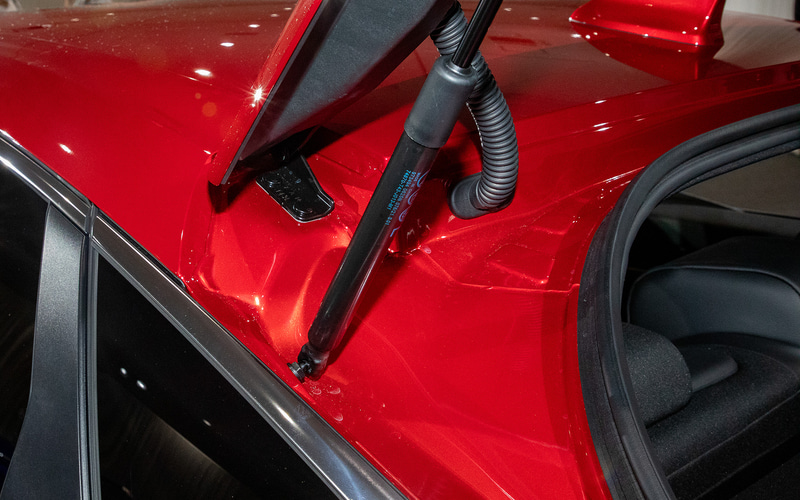 リアゲートのヒンジ部をルーフの奥に寄せたことで、開閉時にゲートの開く軌跡が後ろに飛び出さないことを実現。そのためクルマの近くに立ってゲートを開ける際でも体を後ろに反ったりよけたりせずに済む