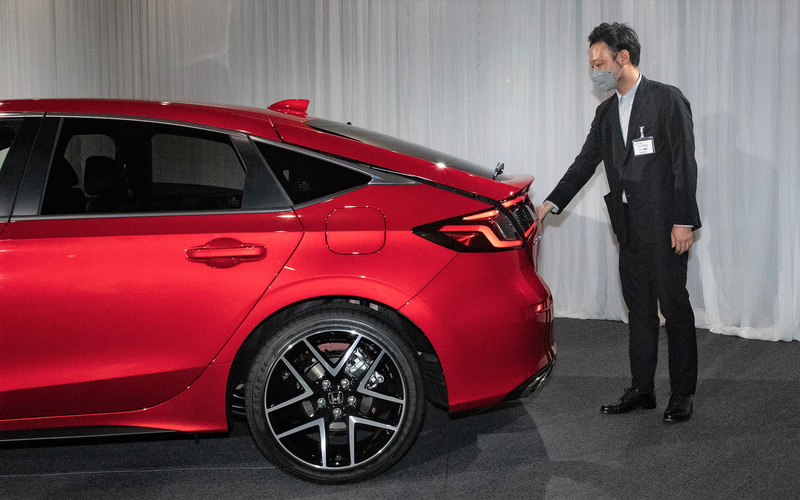 ゲート開閉時のゲート後端と人の立ち位置との関係。自然な立ち位置で操作したときはゲート後端と体との距離は十分にある