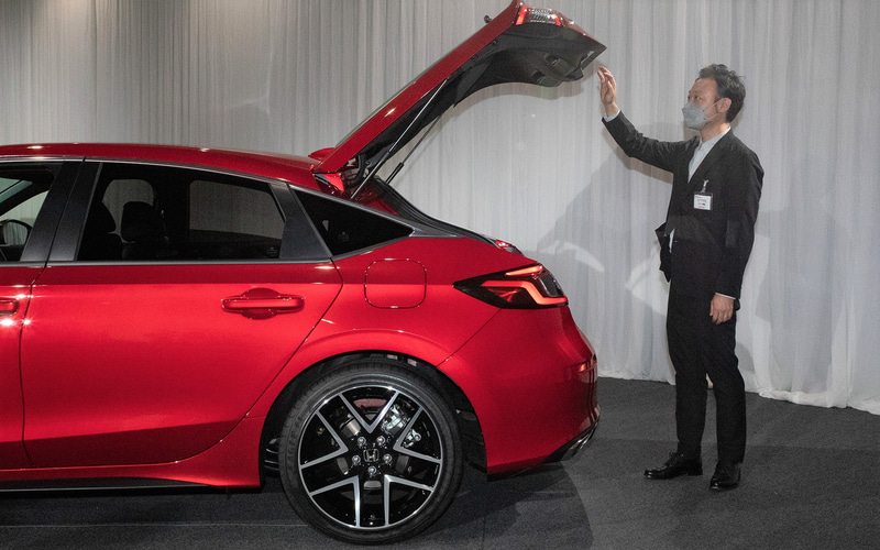 ゲート開閉時のゲート後端と人の立ち位置との関係。自然な立ち位置で操作したときはゲート後端と体との距離は十分にある