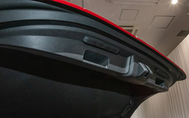 ゲート開閉は手動式。手をかける場所が一般的な位置のほか、室内側にも設けられている。ここに手を入れると逆手になるのでゲート引き下ろし時に力が入れやすい。また、リア側に立つスペースがなくてゲートの横から締める動作をする際にも内側にあるくぼみは便利