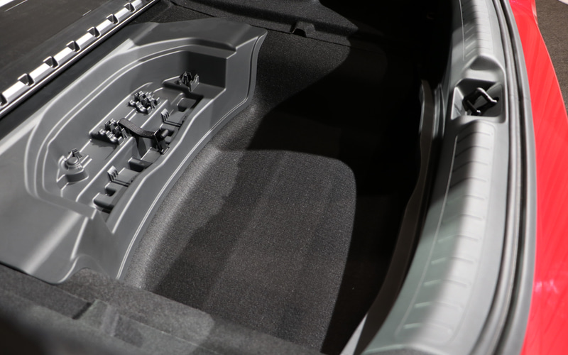 ハッチバックの先代モデルはセンター出しマフラーだったが、新型はサイド出しなのでトランク下の容量が大幅に増えている