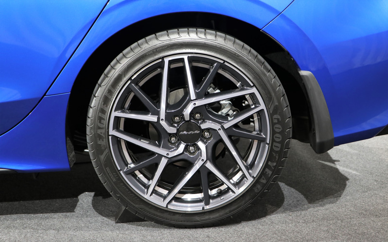 18インチアルミホイール「MS-038」スポークに段を設けて立体感を出す。高さのあるスポーク天面は切削加工を施し、センターサークルへの落とし込みは回転をイメージさせる形状でスポーティさを出す。