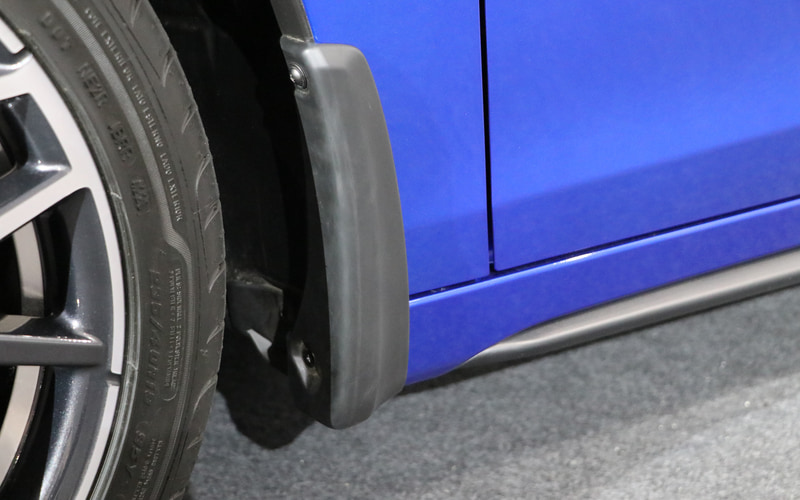 前後ともフェンダー後部に装着するマットガードを設定