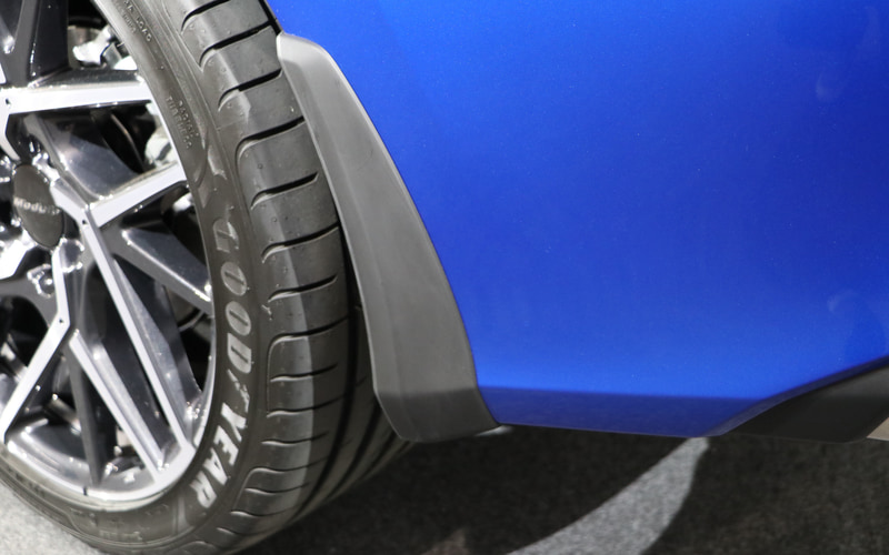 前後ともフェンダー後部に装着するマットガードを設定