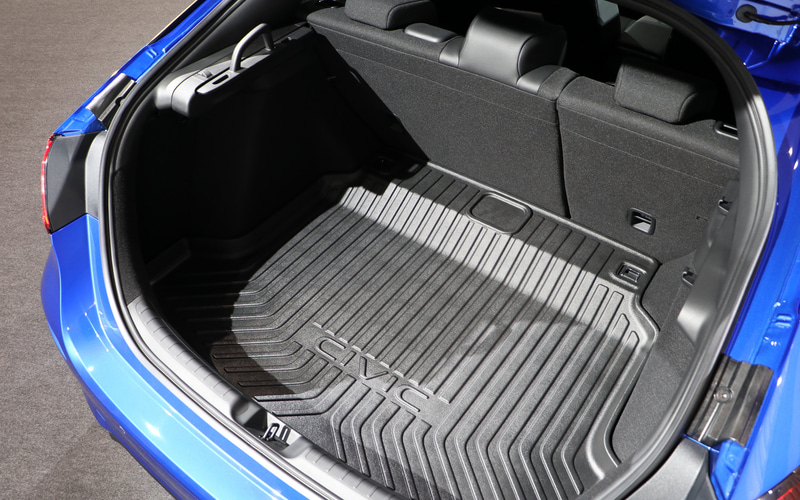 濡れた荷物も気にせず積めるラゲッジトレイ