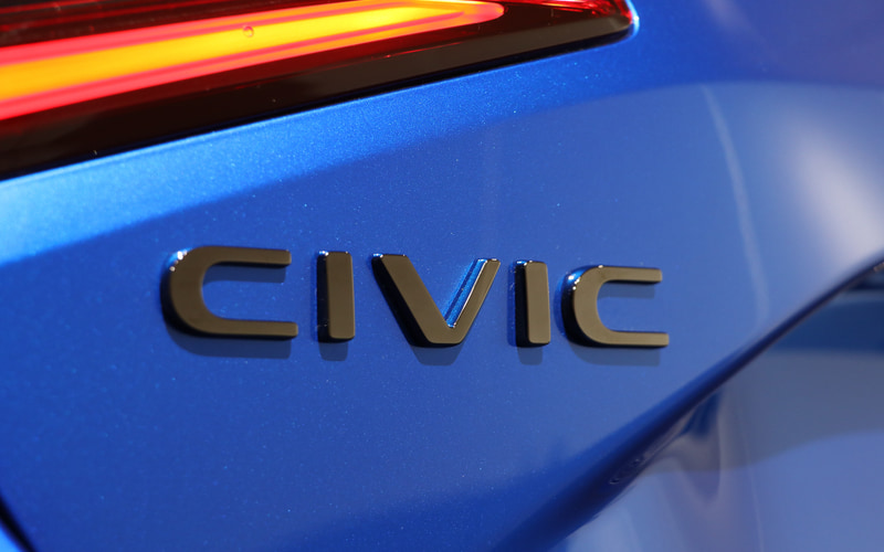 エンブレム類はブラッククローム仕上げを用意