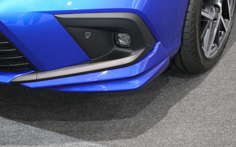 フロントロアスカートはセンター部と左右が別体の3分割構造となっている