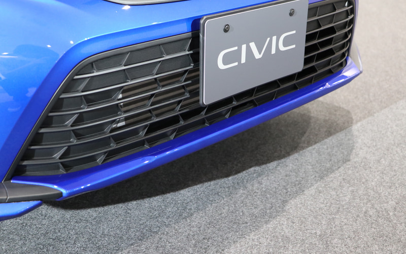 フロントロアスカートはセンター部と左右が別体の3分割構造となっている