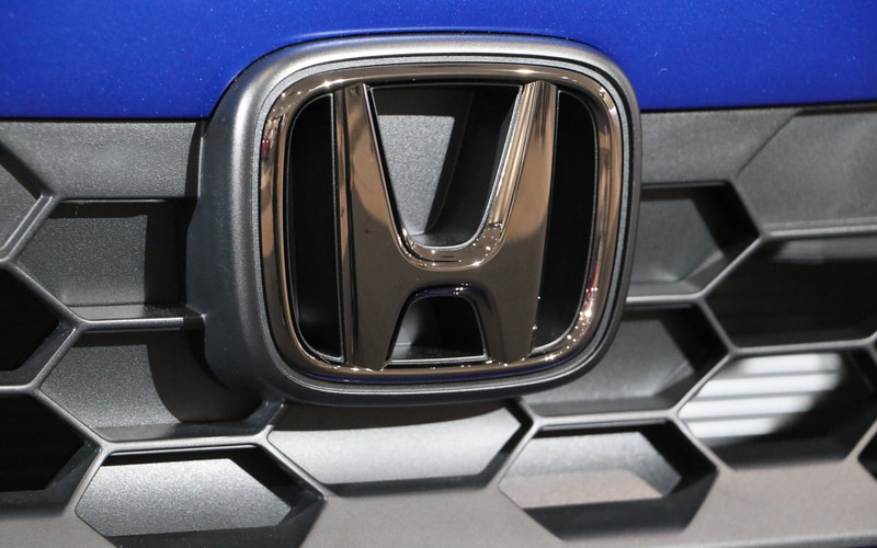 エンブレム類はブラッククローム仕上げを用意