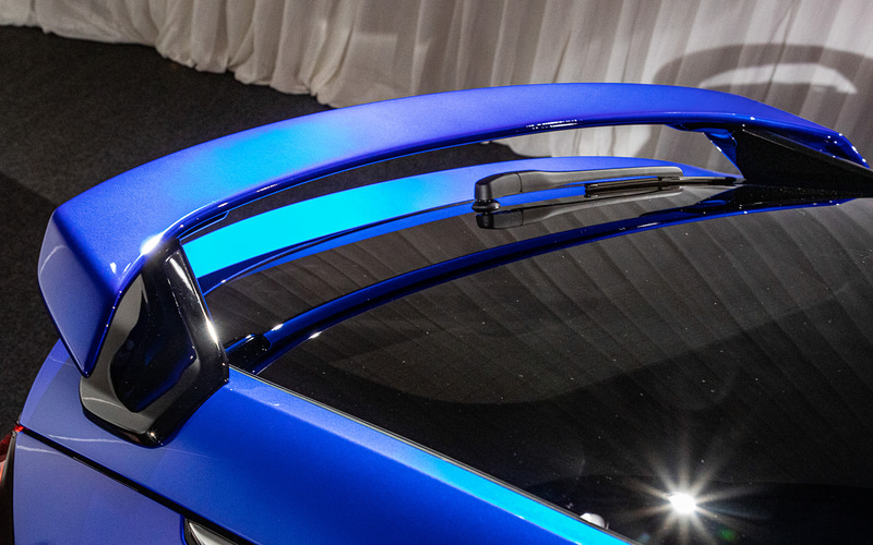 テールゲートスポイラーは凝ったデザイン。スポイラー本体がボディカラーでステー部分がブラック仕上げ