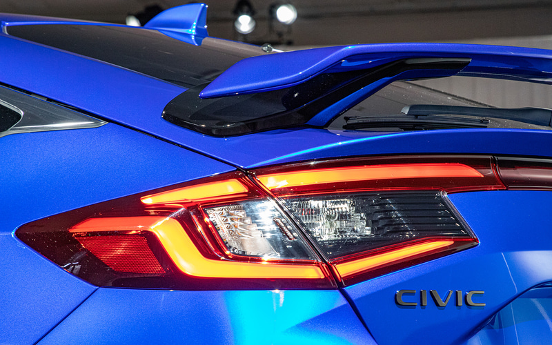 テールゲートスポイラーは凝ったデザイン。スポイラー本体がボディカラーでステー部分がブラック仕上げ