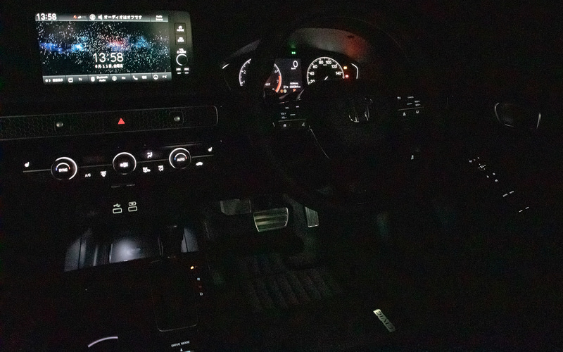 スモールランプ連動のフットイルミネーションとシートアンダーライト。LXにはフットイルミネーションが付いていないのでこのアクセサリーで機能を追加できる