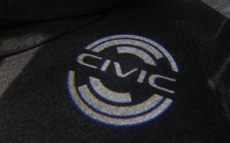 ドア開口下部へは路面にロゴを投影するパターンプロジェクターが用意されている