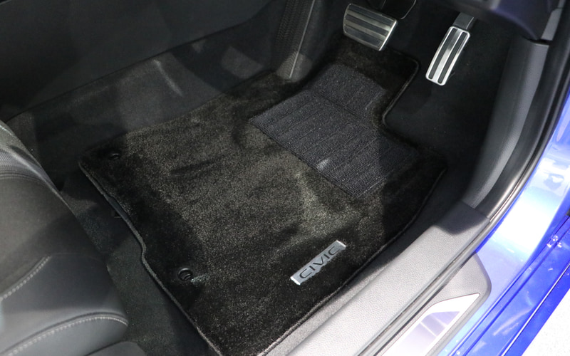 心地よい質感の素材で、足元に上質感と快適性をプラスするフロアカーペットマット