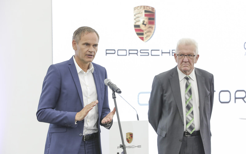 ポルシェAG 取締役会会長 オリバー・ブルーメ氏（左）