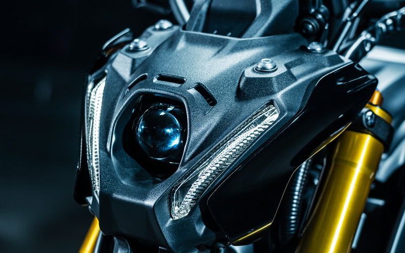 バイファンクションLEDヘッドランプ（Hi-Lo一体）を採用