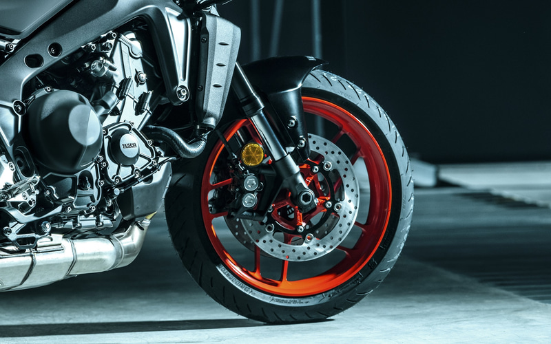 新開発のIMUにより、エンジン出力だけでなくブレーキの油圧も制御しマシンのポテンシャルを引き出してくれる