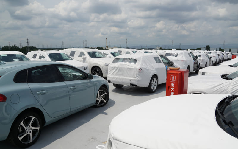 屋上にも作業待ちのクルマが並ぶ。埼玉サービスセンターは、圏央道（首都圏中央連絡自動車道）の川島IC（インターチェンジ）からクルマで約4分というアクセスのよい場所に立地する