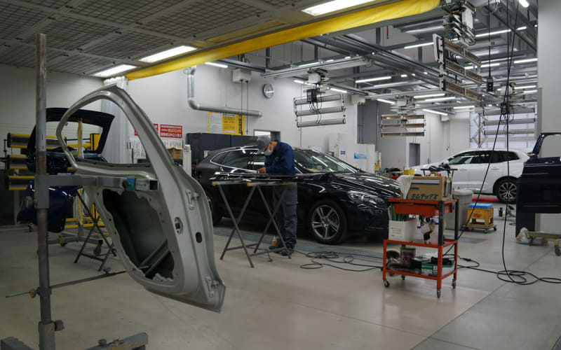 1階の板金塗装スペース