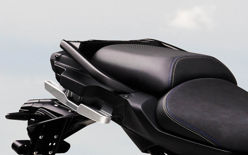 ダンパー内蔵サイドケース用ステーを装備して3バッグ搭載が可能に