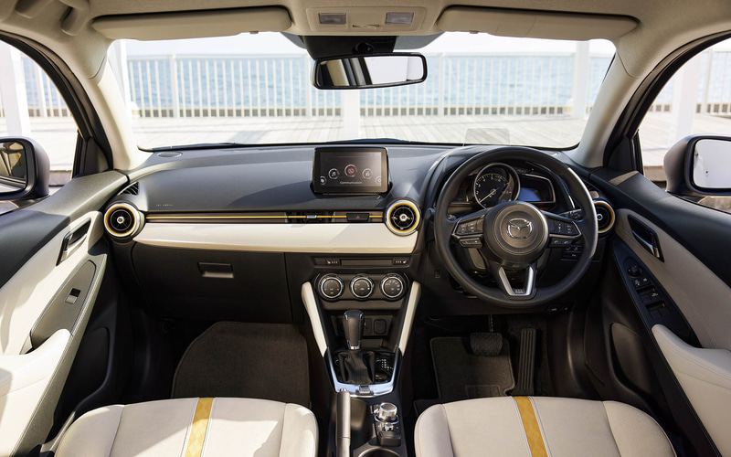 特別仕様車のサンリット シトラスは、シートやダッシュボード、ドアトリムにグレージュのグランリュクスを使用し、シトラスの差し色をプラス