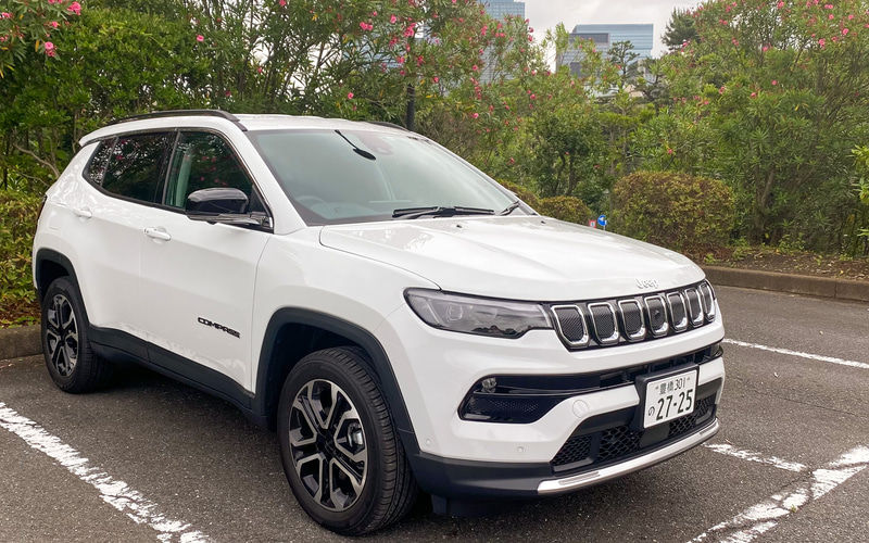 外観の変更点は控えめなので、間違い探し状態かもしれませんが、ビッグマイナーチェンジでインテリアと装備がグッとモダンに盛り盛りになった、ジープ・コンパス。グレードは「Sport」346万円（10万円アップ）、「Longitude」385万円（2万円アップ）、「Limited」435万円（1万円アップ）となる3つです。試乗したのは「Limited」で、レザーシートにシートヒーター、ステアリングヒーターなど至れり尽くせりの快適装備。ハイテクかつ上質なコンパクトSUVになっていました