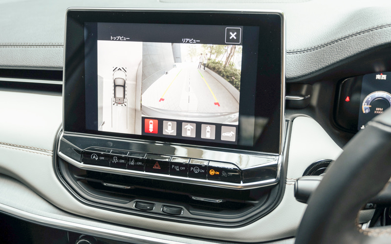 バックで車庫入れする際や、狭い道をギリギリで曲がる時などにすごく見やすかったのが、「Limited」に標準装備のサラウンドビュー・カメラ。大きなタッチスクリーンに映し出されて、画像も鮮明でした。これ、他グレードにもオプション設定されたらいいなと思います