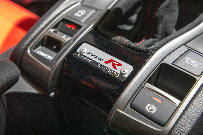 台数限定生産の場合はシリアルプレートなども予想される