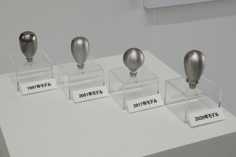 歴代のTYPE Rはシフトノブの形状にもこだわってきた