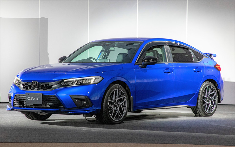左から新型シビック「EX」「LX」「LX（純正アクセサリー装着車）」。2022年登場予定の「e：HEV」と「TYPE R」はどんな姿に仕上げられるのだろう