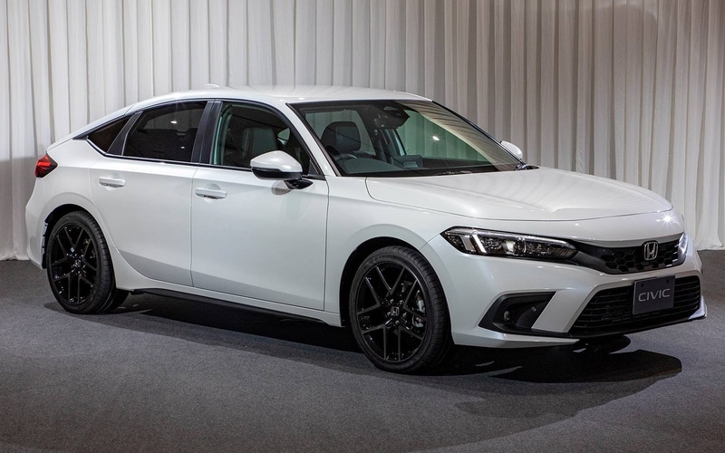 左から新型シビック「EX」「LX」「LX（純正アクセサリー装着車）」。2022年登場予定の「e：HEV」と「TYPE R」はどんな姿に仕上げられるのだろう