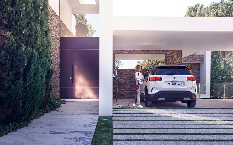 バッテリー充電は200V普通充電のみに対応し、3kWで約5時間、6kWで約2.5時間で満充電になる