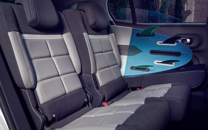 リアシートはそれぞれの乗員が等しく同じ優れた快適性を享受できるよう、独立した3座を用意