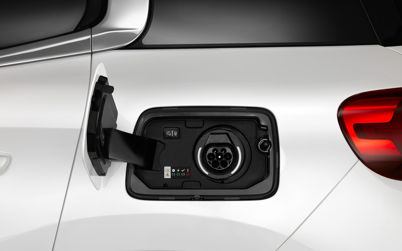 ソケットにはLEDのインジケーターがあり、スタンバイ（白）、充電中（緑の点滅）、充電完了（緑の点灯）、青（充電予約中）など状態を表示させることが可能