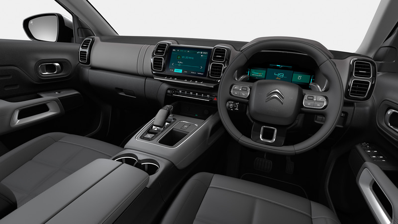 室内では12.3インチデジタルインストルメントパネルのフルデジタルメーター、ダッシュボード中央に8インチタッチスクリーンが配されるとともに、定評あるアドバンストコンフォートシートにナッパレザーを標準採用