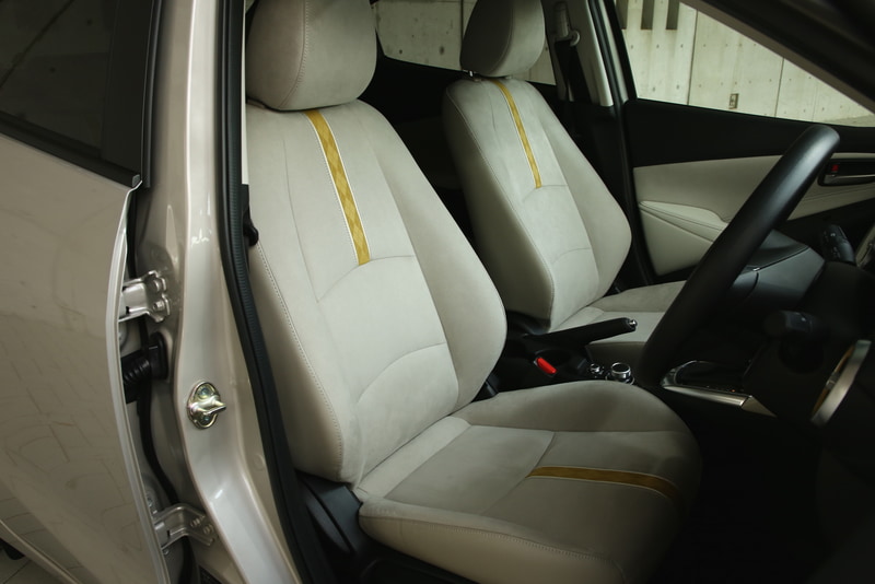 シートにはスエード調人工皮革のグランリュクスが用いられる