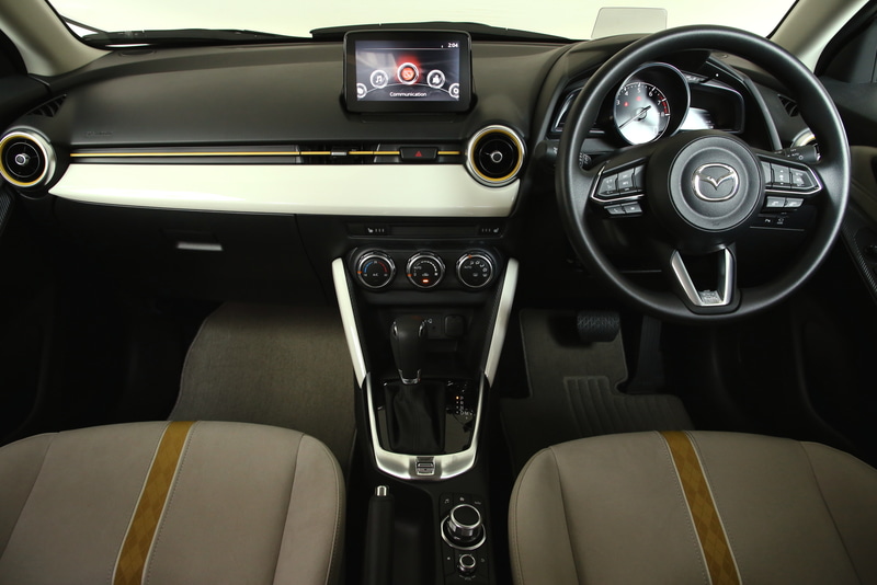 Sunlit Citrusの最大の特徴となるインテリアカラー。インパネはホワイトとシトラスの組み合わせで明るい印象を与えている