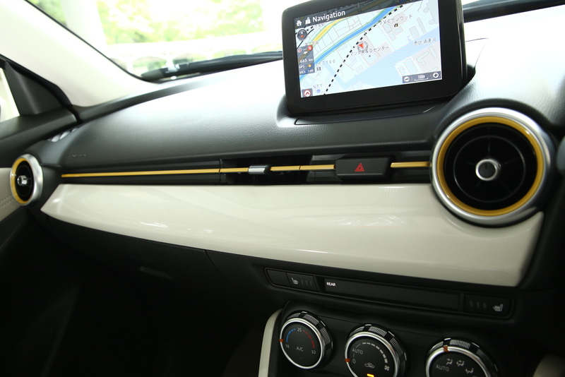 Sunlit Citrusの最大の特徴となるインテリアカラー。インパネはホワイトとシトラスの組み合わせで明るい印象を与えている