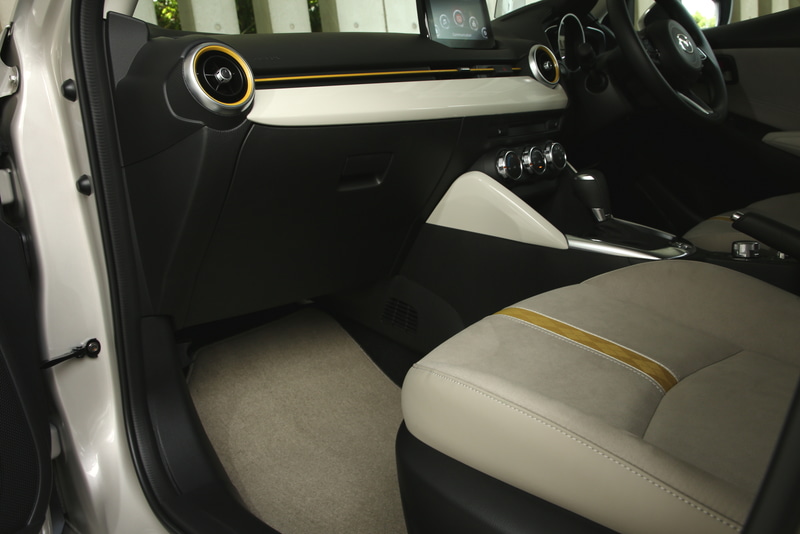 Sunlit Citrusの最大の特徴となるインテリアカラー。インパネはホワイトとシトラスの組み合わせで明るい印象を与えている