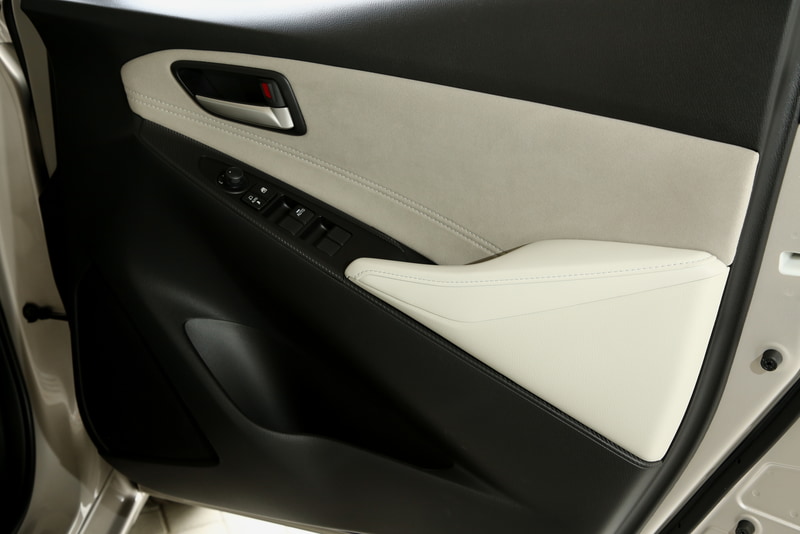 アームレストやドアパネルも専用品となる。ドアパネルの一部にはシートと同じグランリュクスを採用している