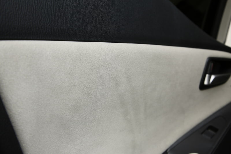 アームレストやドアパネルも専用品となる。ドアパネルの一部にはシートと同じグランリュクスを採用している