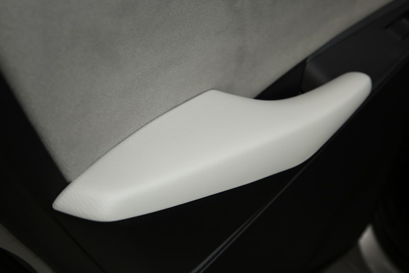 アームレストやドアパネルも専用品となる。ドアパネルの一部にはシートと同じグランリュクスを採用している