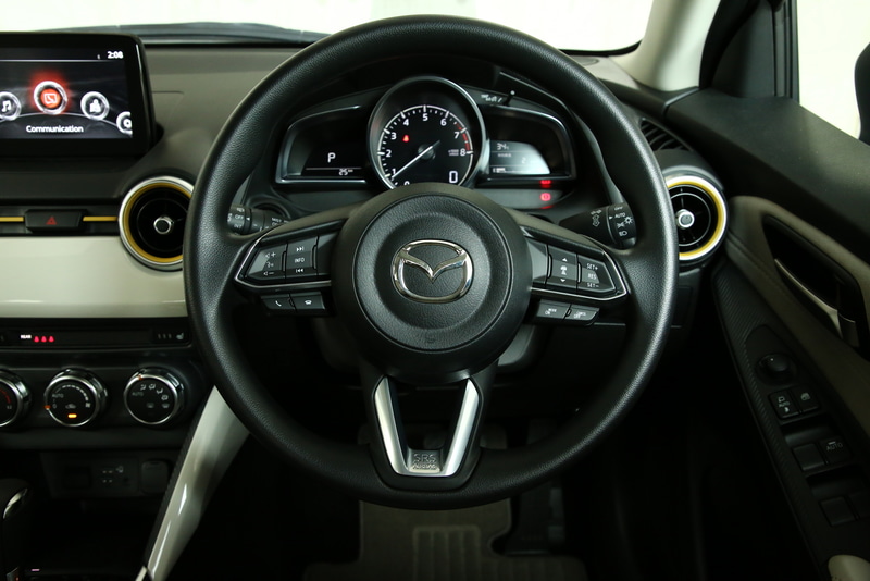 メーターやステアリング類はベースとなっているグレードと同様となる