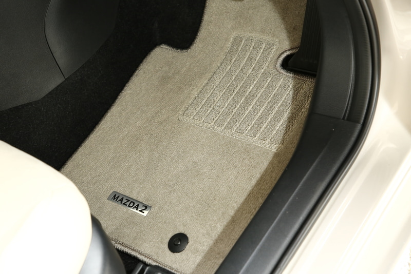 フロアマットも特別仕様車の専用品